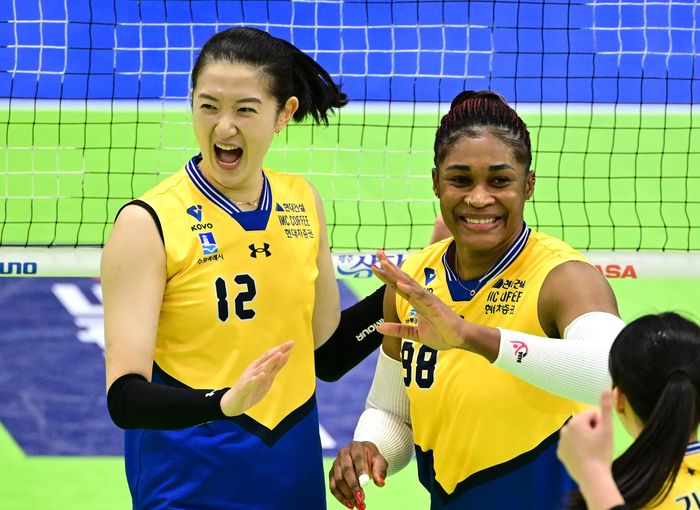 Dua pemain Suwon Hyundai E&amp;C Hillstate, Lee Da-hyeon (kiri) dan Laetitia Moma Bassoko (kanan) pada Liga Voli Korea 2024-2025