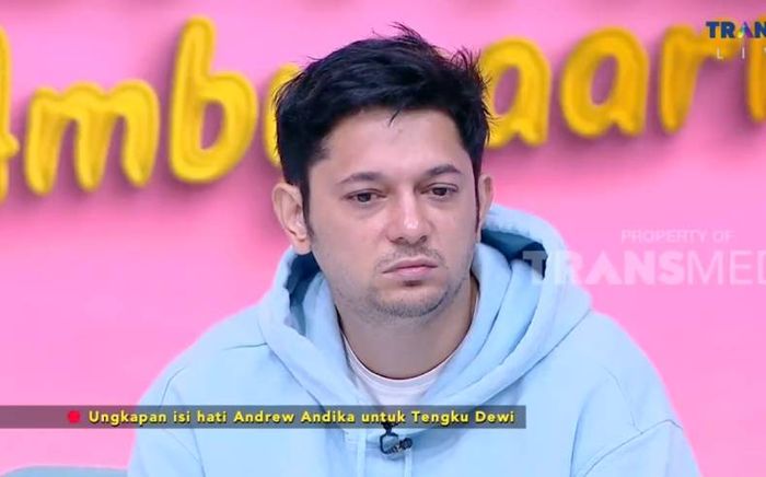 Andrew Andika berkaca-kaca saat meminta maaf kepada istrinya.