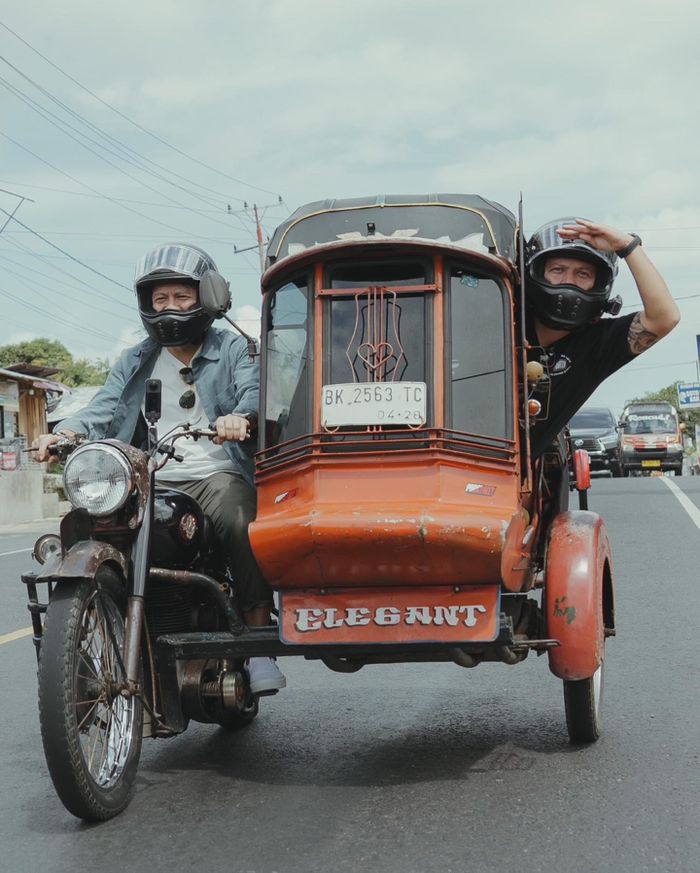 Ariel NOAH dan Gading Marten saat kendarai bentor di Medan