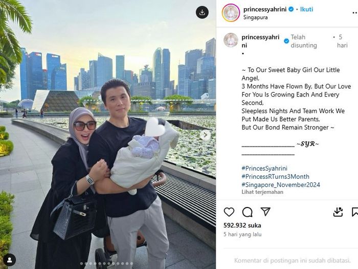Syahrini dan Reino Barack menggendong bayi mereka.