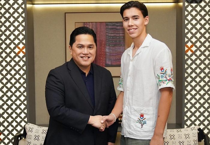 Ketua Umum PSSI, Erick Thohir (kiri) bersalaman dengan calon pemain naturalisasi timnas Indonesia, Tim Geypens (kanan).