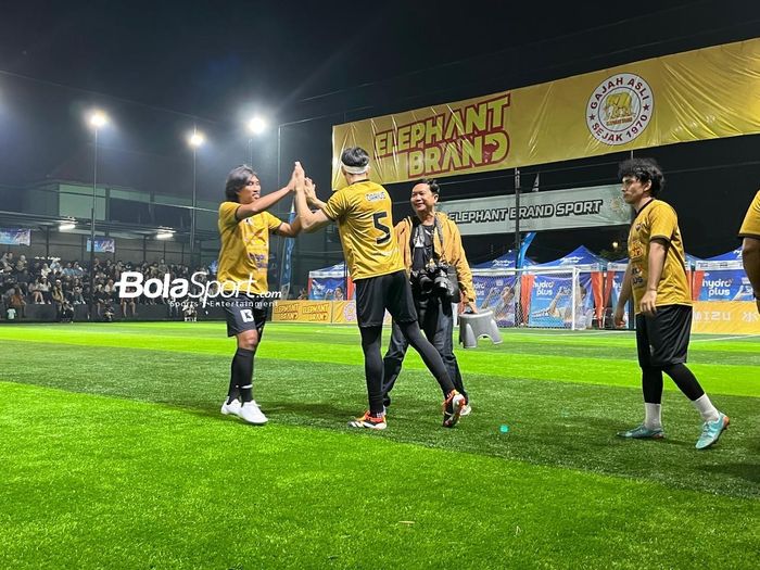 Selebritis FC menjajal lapangan Solo International Minisoccer dalam sebuah pertandingan bertajuk 