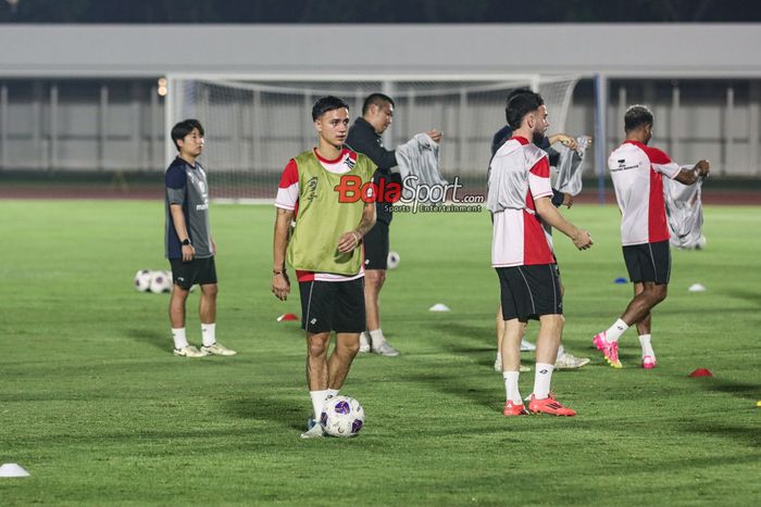 Eliano Reijnders (kiri) sedang menguasai bola dalam latihan bersama timnas Indonesia di Stadion Madya, Senayan, Jakarta, Minggu (17/11/2024).