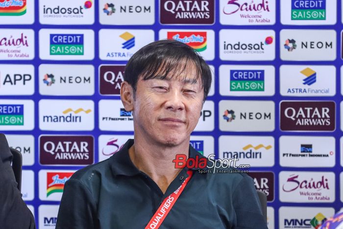 Pelatih timnas Indonesia, Shin Tae-yong, saat hadir dalam sesi jumpa pers di Stadion Utama Gelora Bung Karno, Senayan, Jakarta, Selasa (19/11/2024).