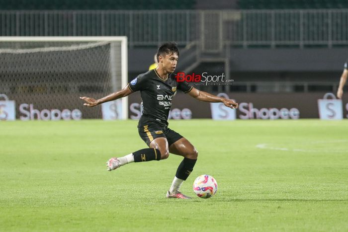 Pemain Dewa United, Alfriyanto Nico, sedang menguasai bola saat bertanding di Stadion Pakansari, Bogor, Jawa Barat, Sabtu (23/11/2024).