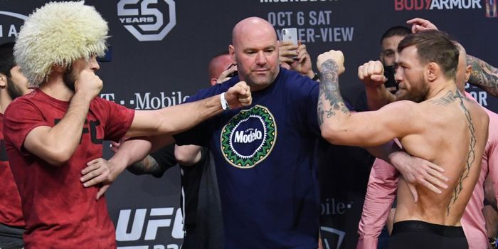   Dana White (Presiden UFC) saat menengahi Khabib Nurmagomedov (kiri) dan Conor McGregor dalam sesi konferensi pers.