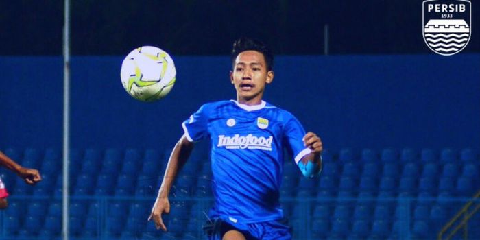 Pemain Persib U-16, Beckham Nugraha menguasai bola saat melakoni laga kontra Bali United U-16 pada f