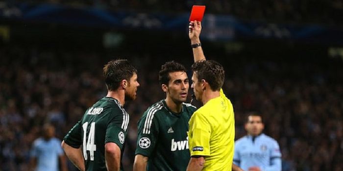 Mantan bek Real Madrid, Alvaro Arbeloa (tengah), kerap menjadi langganan mendapatkan kartu peringata
