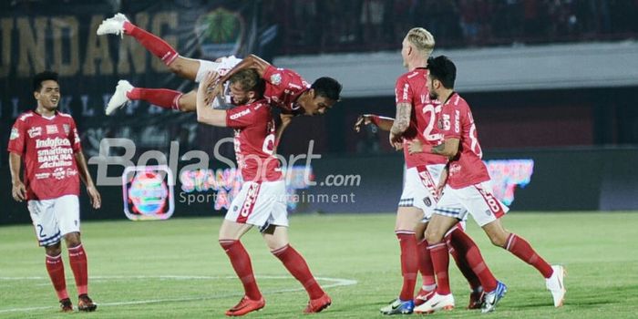        Striker Bali United, Melvin Platje, membopong Fadil Sausu saat merayakan gol yang dicetak ke 
