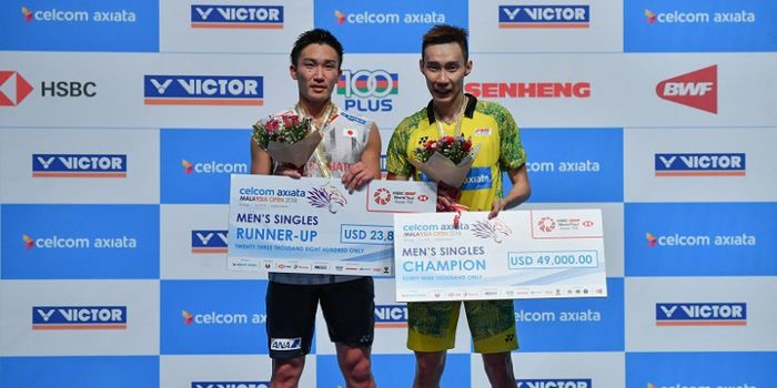  Pebulu tangkis tunggal putra Jepang, Kento Momota (kiri) dan Lee Chong Wei (Malaysia) berpose di podium kampiun Malaysia Open 2018.