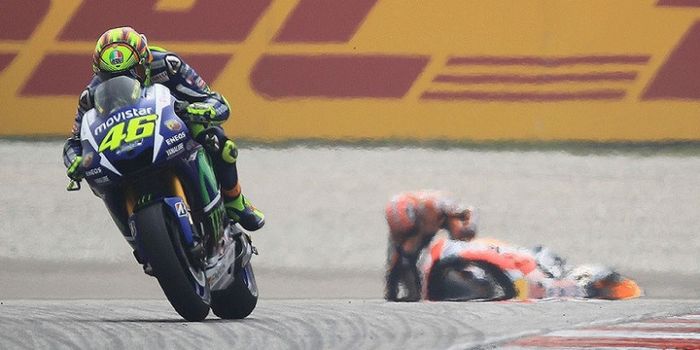    Insiden Valentino Rossi menendang motor Marc Marquez saat MotoGP Malaysia 2015.   
