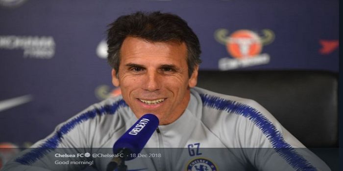 Asisten pelatih Chelsea, Gianfranco Zola, melakukan jumpa pers di Cobham Cobham Training Center