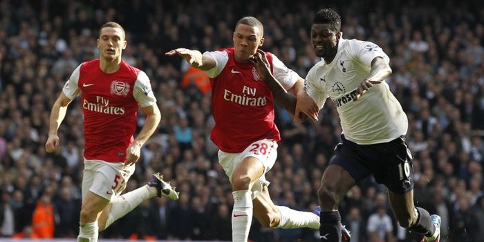 Striker Tottenham Hotspur, Emmanuel Adebayor (kanan), berduel melawan Kieran Gibbs (tengah) di Emira