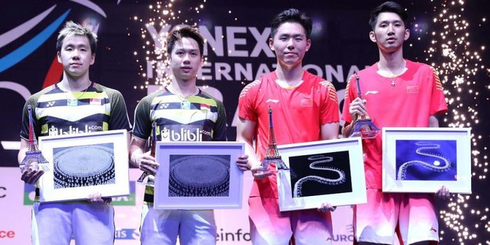 Han Chengkai (pinggir kanan) Zhou Hadoung, Kevin Sanjaya dan Marcus fernaldi Gideon saat di podium France Open 2018