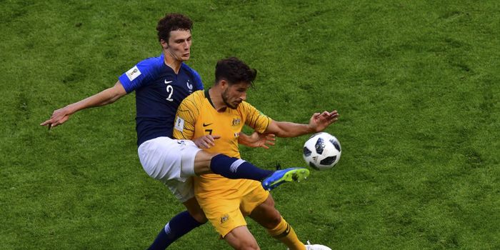 Bek Prancis, Benjamin Pavard, menjagai pemain depan Australia, Mathew Leckie, pada laga pembuka Grup C Piala Dunia 2018.