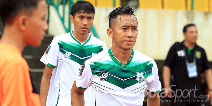 Pemain sayap PSMS Medan, Antoni Putro, memasuki lapangna menjelang dimulainya laga babak 8 besar Pia