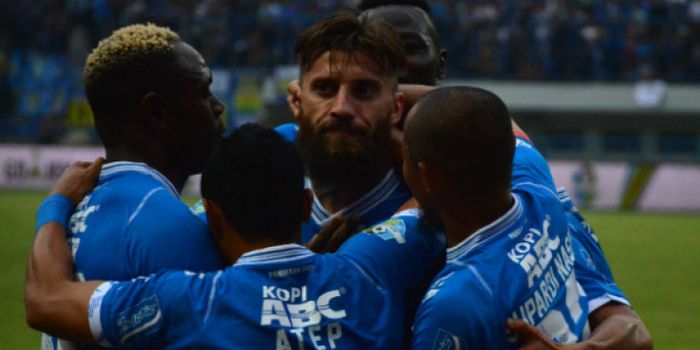         Pemain Persib Bandung asal Serbia, Bojan Malisic melakukan selebrasi seusai mencetak gol per