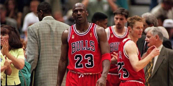 Bintang Chicago Bulls, Michael Jordan, dalam laga kontra Utah Jazz di Delta Center pada 11 Juni 1997
