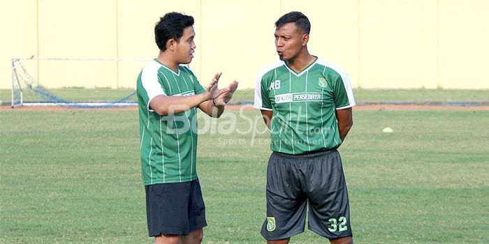  Pelatih careteker Persebaya Bejo Sugiantoro (kanan) berdiskusi dengan salah satu official sebelum m