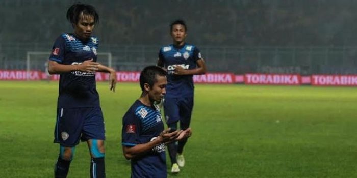  Selebrasi ala Arif Suyono setelah mencetak gol tunggal kemenangan Arema atas Bali United di Stadion