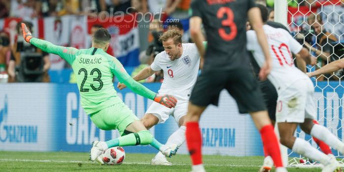  Harry Kane berduel dengan Kiper Kroasia, Danijel Subasic dalam laga semifinal Piala Dunia 2018 di S
