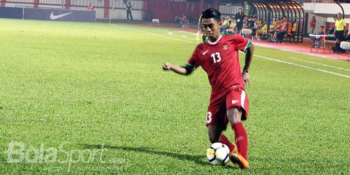 Aksi winger Timnas U-23 Indonesia, Febri Hariyadi, dalam laga uji coba melawan Timnas U-23 Thailand.
