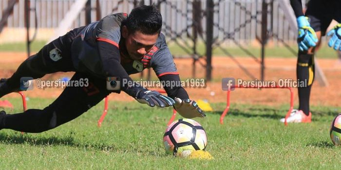 Kiper Persipura, Dede Sulaiman, mendapat berkah Ramadan di tengah pandemi Covid-19.