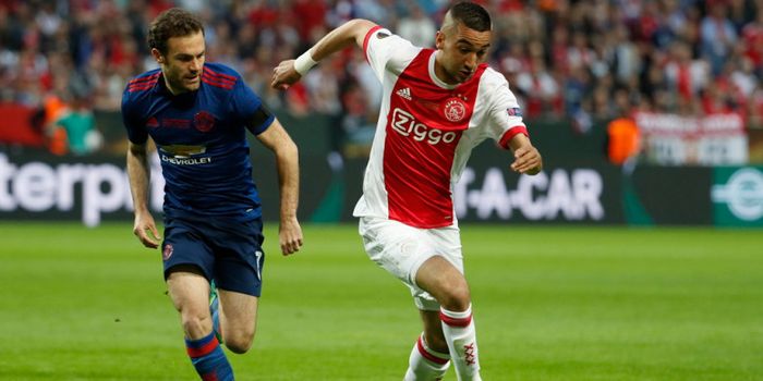 Aksi gelandang Ajax Amsterdam, Hakim Ziyech (kanan), berduel dengan pemain Manchester United, Juan M