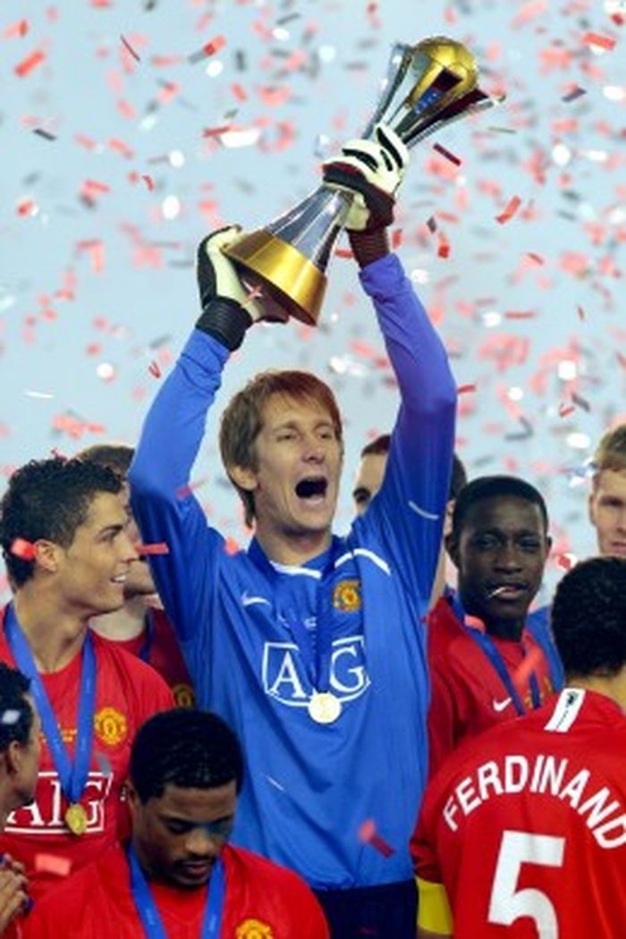  Edwin van der Sar mengangkat trofi Piala Dunia Klub dalam selebrasi juara Manchester United, 21 Des
