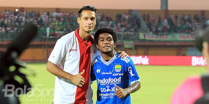 Gelandang Madura United, Raphael Maitimo (kiri), dan pemain muda Persib Bandung, Billy Keraf, berpos