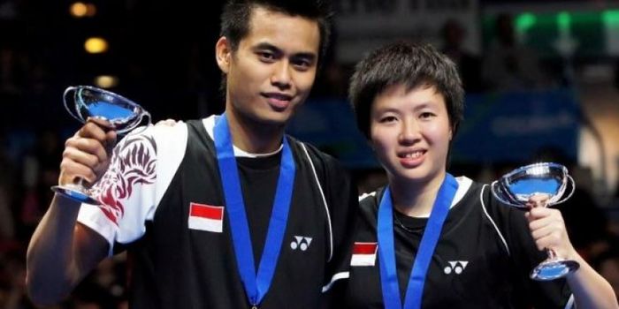 Tontowi Ahmad (kiri) dan Liliyana Natsir saat juara di All England 2012 