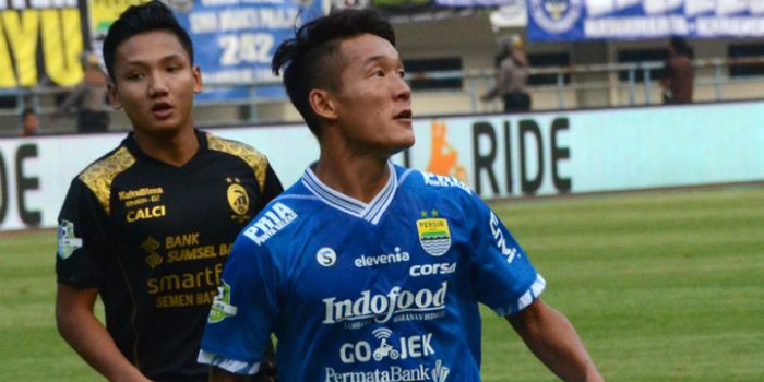 Gelandang Pesib Bandung asal Korea Selatan, Oh In-kyun sedang dikawal oleh pemain Sriwijaya FC Syahroni