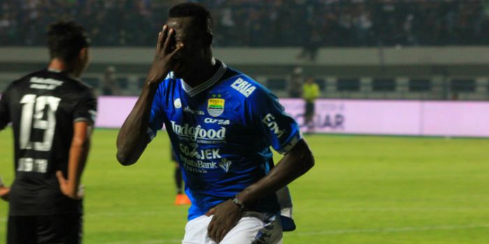 Striker Persib Bandung asal Chad, Ezechiel N'Douassel saat merayakan gol ke gawang PSIS.