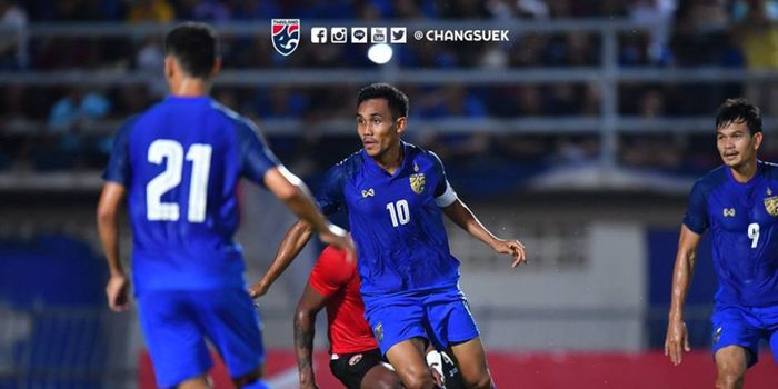  Penyerang timnas Thailand, Teerasil Dangda (tengah) saat melakoni laga kontra timnas Trinidad Tobago.