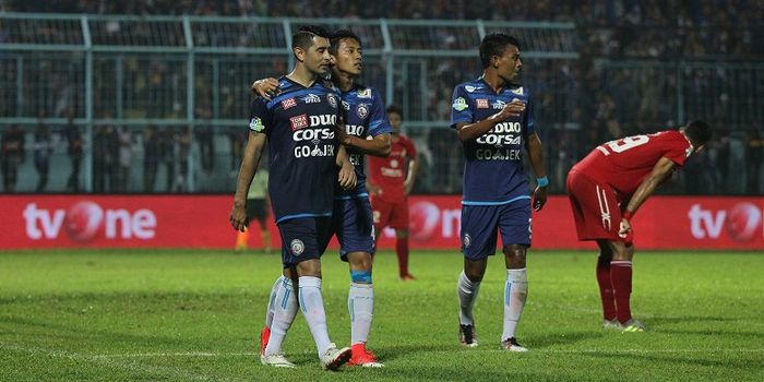 Pemain Arema FC, Esteban Vizcarra saat mencetak gol ke gawang Semen Padang di Stadion Kanjuruhan, Ka