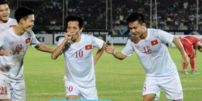 Tiga pemain Vietnam, Nguyen Van Toan (21), Nguyen Van Quyet (10), dan Dinh Thanh Trung (18) melakuka