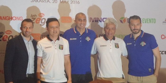 Pelatih Indonesia, Danurwindo (kedua dari kanan), berfoto dengan Gianluca Zambrotta (paling kanan), 
