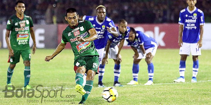   Kapten PSMS Medan, Legimin Raharjo, melakukan tendangan penalti saat melawan Persib Bandung dalam 