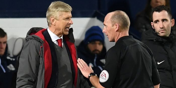 Eks pelatih Arsenal, Arsene Wenger (kiri) saat melakukan protes kepada wasit Mike Dean dalam partai Liga Inggris melawan West Bromwich Albion tahun 2018.