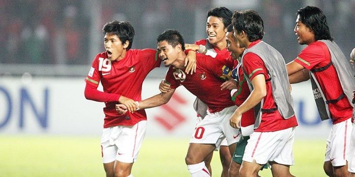 Striker timnas Indonesia, Bambang Pamungkas, bersama rekan-rekannya merayakan gol saat melawan Thailand.