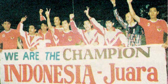Tim nasional Indonesia merayakan keberhasilan mereka meraih medali emas pada SEA Games 1991.