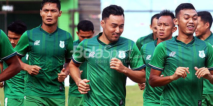             Gelandang PSMS Medan, Shohei Matsunaga (tengah) mengikuti latihan tim di Stadion Teladan