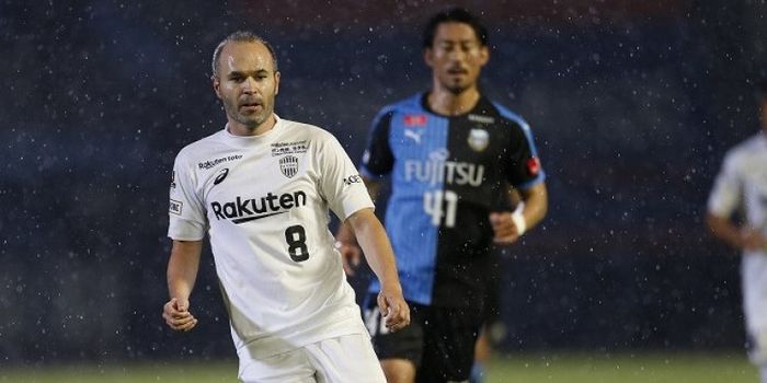 Aksi gelandang Vissel Kobe, Andres Iniesta saat timnya dijamu Kawasaki Frontale pada pekan ke-30 Lig