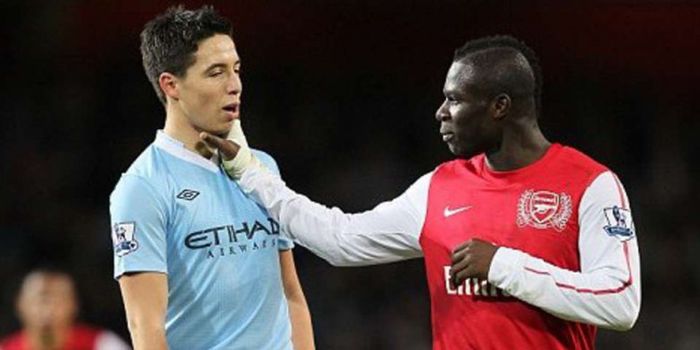 Samir Nasri yang saat itu membela Manchester City mendapat cekikan dari mantan rekan setimnya di Ars