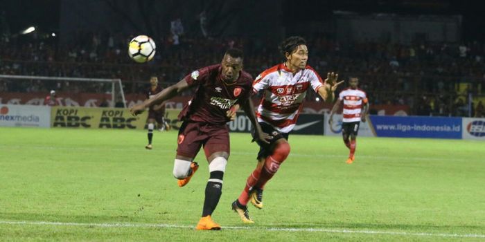 Penyerang PSM Makassar, Guy Junior, beraksi pada laga Liga 1 2018 kontra Madura United di Stadion An