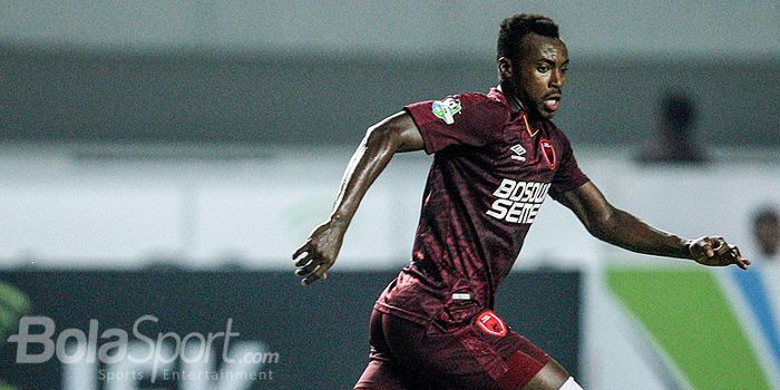 Aksi striker PSM Makassar, Guy Junior, saat tampil melawan Persib Bandung pada pekan kesepuluh Liga 