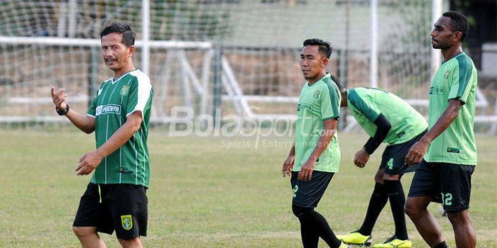 Djadjang Nurdjaman saat memberi materi latihan rutin pada pemain Persebaya.