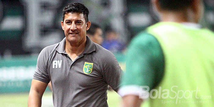  Pelatih Persebaya, Angel Alfredo Vera, berjalan meninggalkan lapangan usai pertandingan kontra Madu