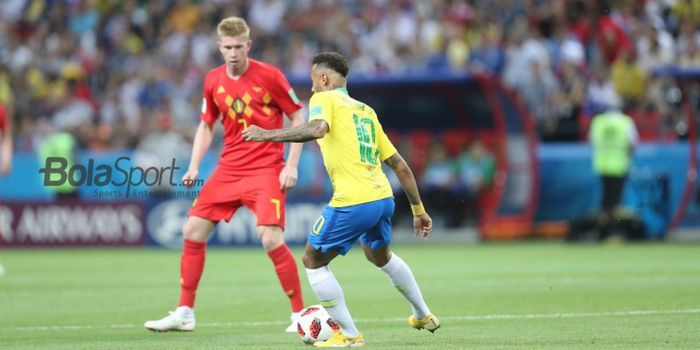 Kevin De Bruyne mengadang Neymar dalam duel babak 8 besar Piala Dunia 2018 antara Belgia versus timnas Brasil.