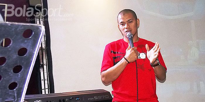 Mantan Pemain Persib Bandung, Tantan, saat menjadi komentator pada acara nonton bareng final Liga Champions